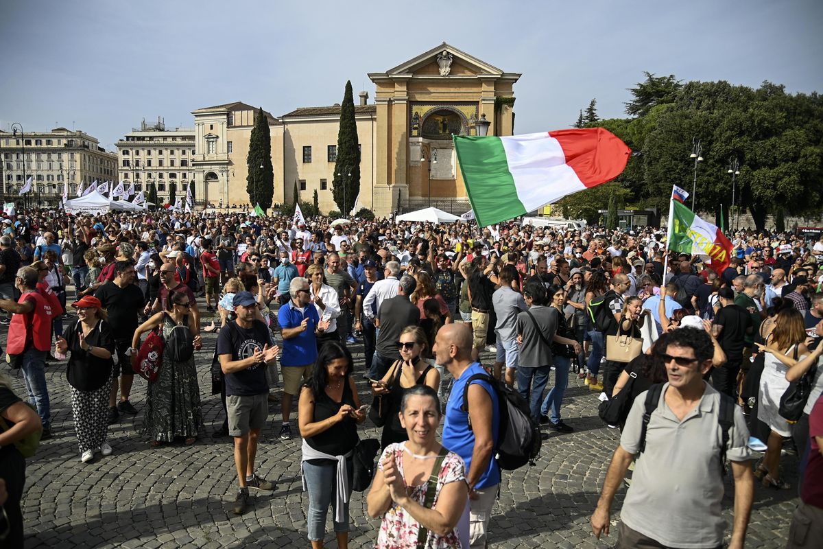 Piazze no pass strapiene, anche di poliziotti