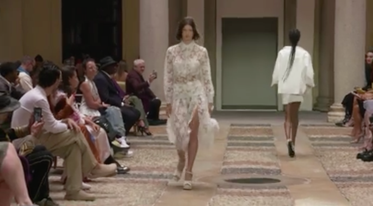 Prada rivisita strascichi e corsetti. Scervino gioca con piume e pizzo