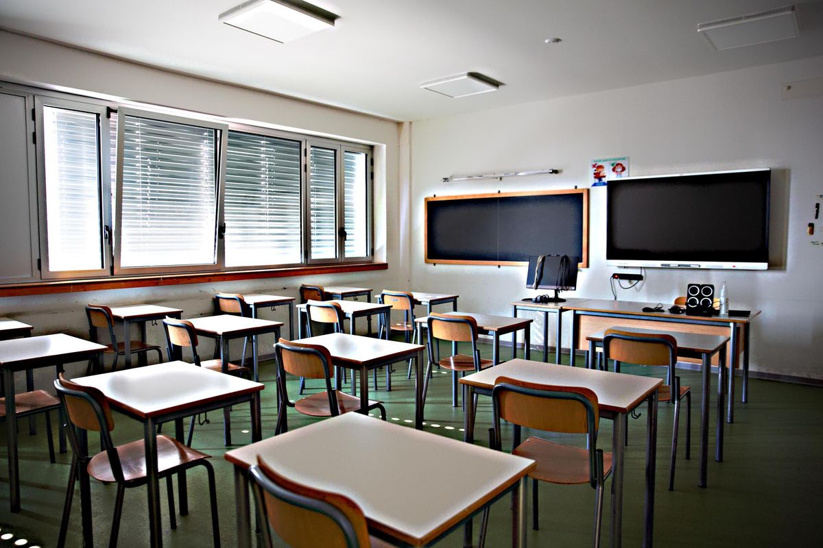 Tutta la scuola finisce in dad per due contagi