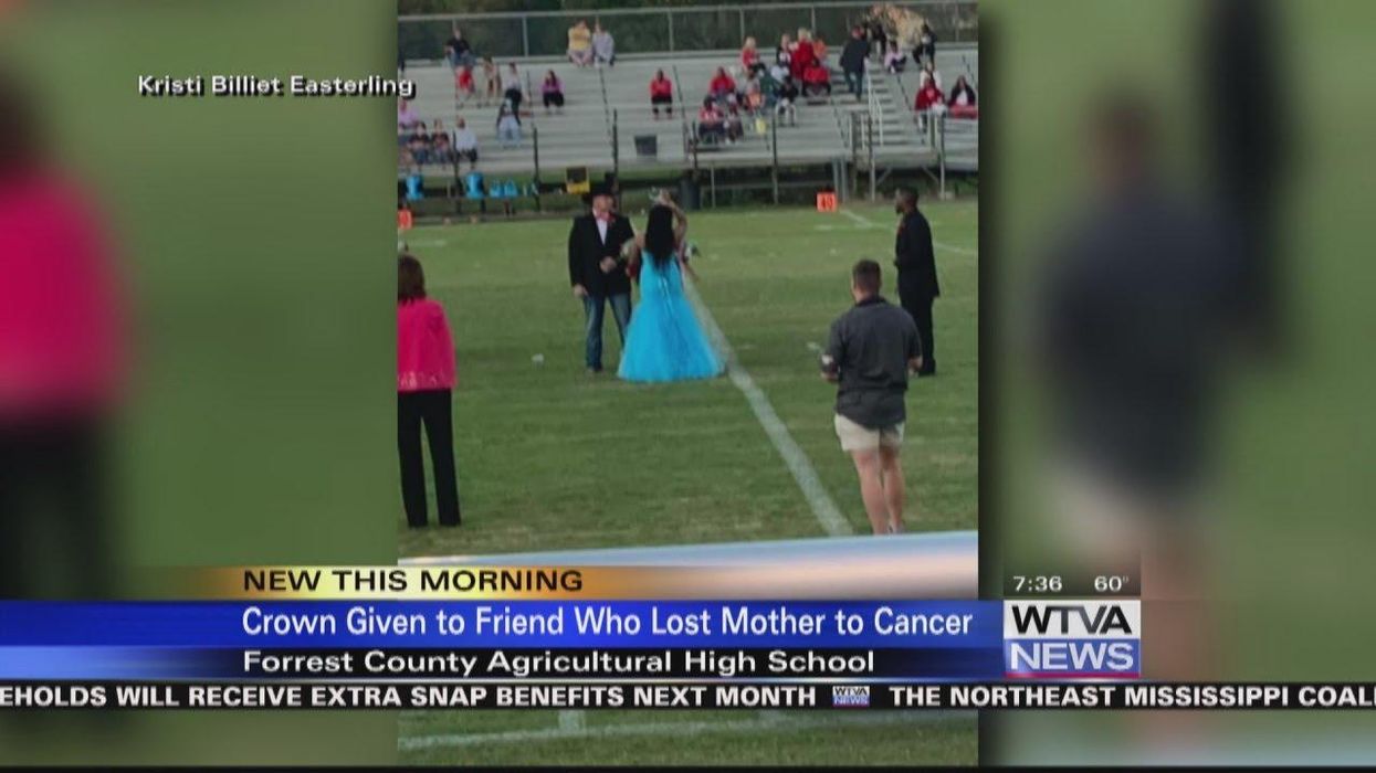 Mississippi homecoming queen offers her crown to a classmate whose mother died that morning