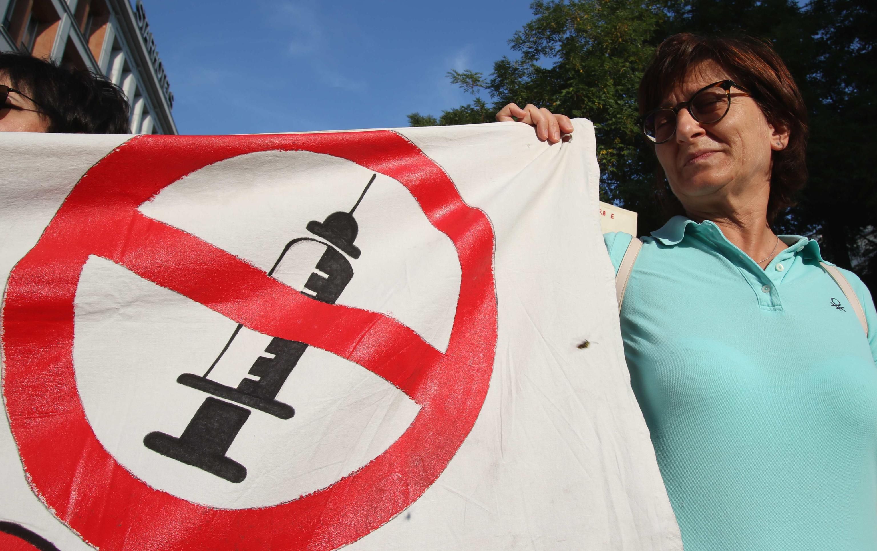 La criminalizzazione dei non vaccinati è una strategia che nasconde bugie