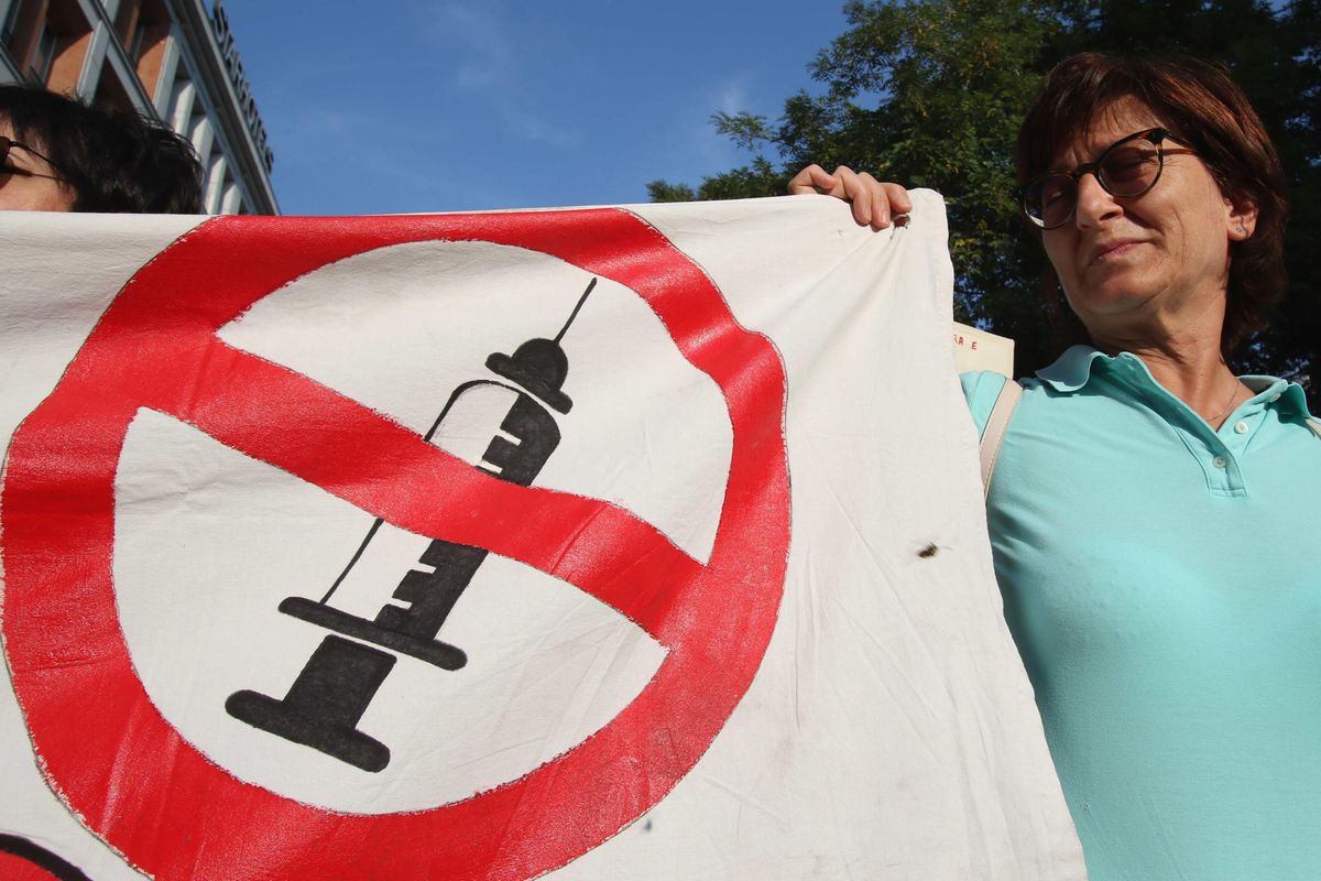 La criminalizzazione dei non vaccinati è una strategia che nasconde bugie