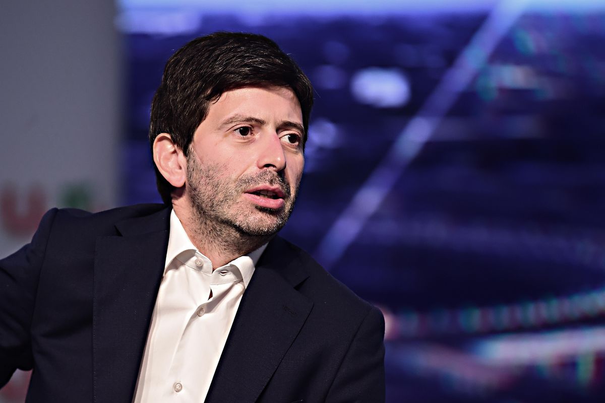 Lo studio pagato da Speranza che demolisce il green pass