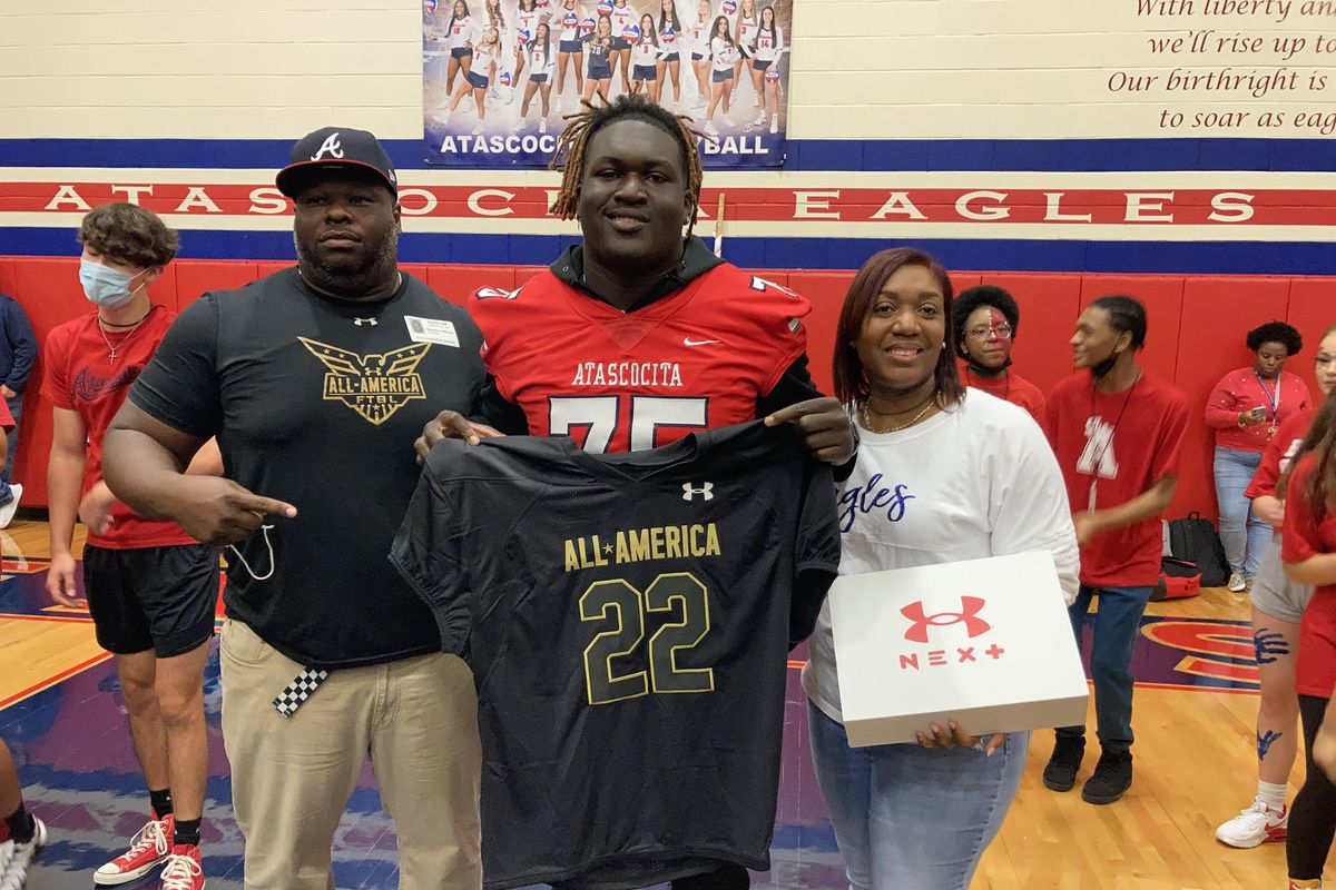 Atascocita's Kam Dewberry receives Under Armour All-American jersey, gives recruiting update