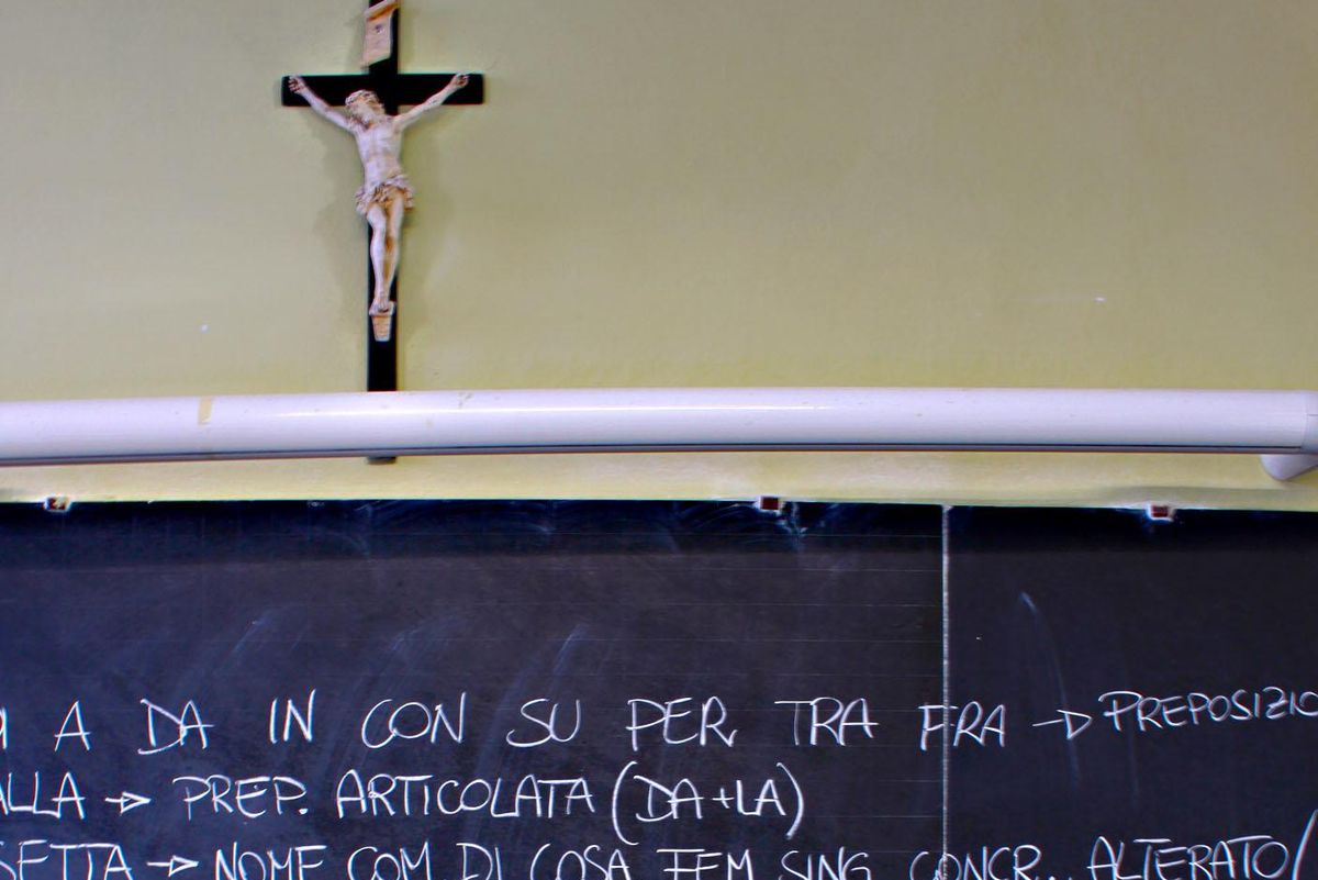 Maestra zittisce il prete che prega a scuola