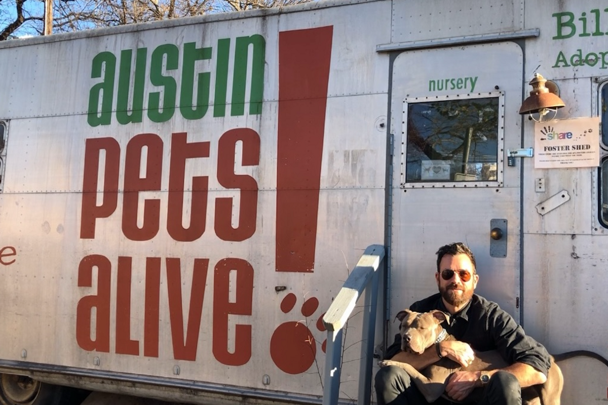 Jennifer Aniston, Justin Theroux’s viral dog praises Austin Pets Alive!
