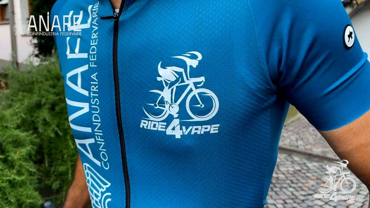 Pedalata da record contro la tassa che spegne le sigarette elettroniche