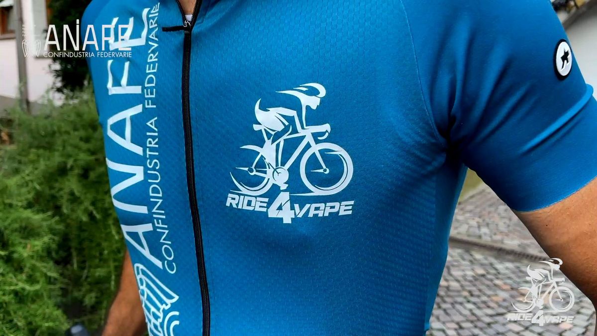 Pedalata da record contro la tassa che spegne le sigarette elettroniche