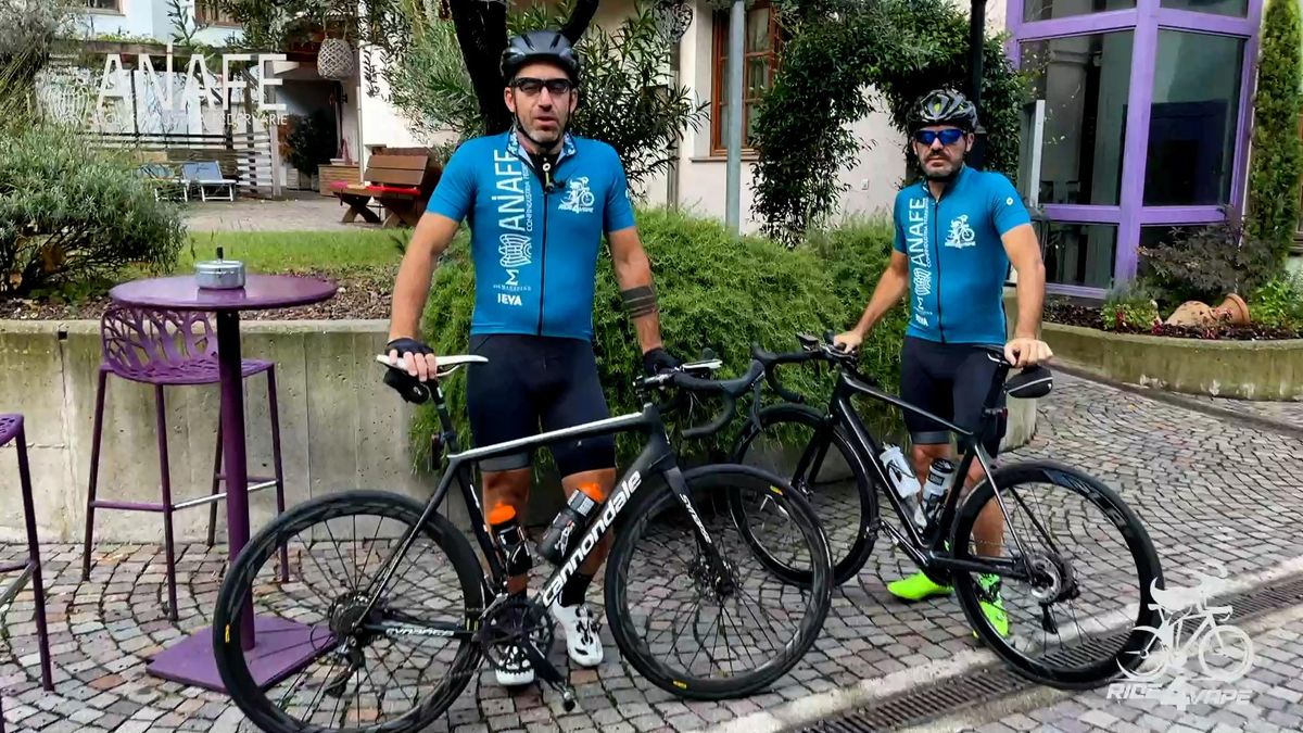 Pedalata da record contro la tassa che spegne le sigarette elettroniche