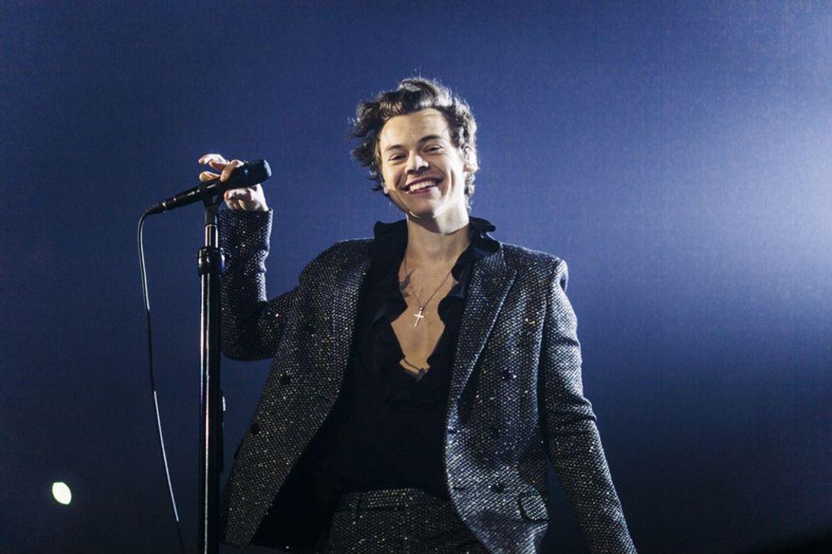Harry Styles stopped his concert to answer a fan's dating question and it was simply great