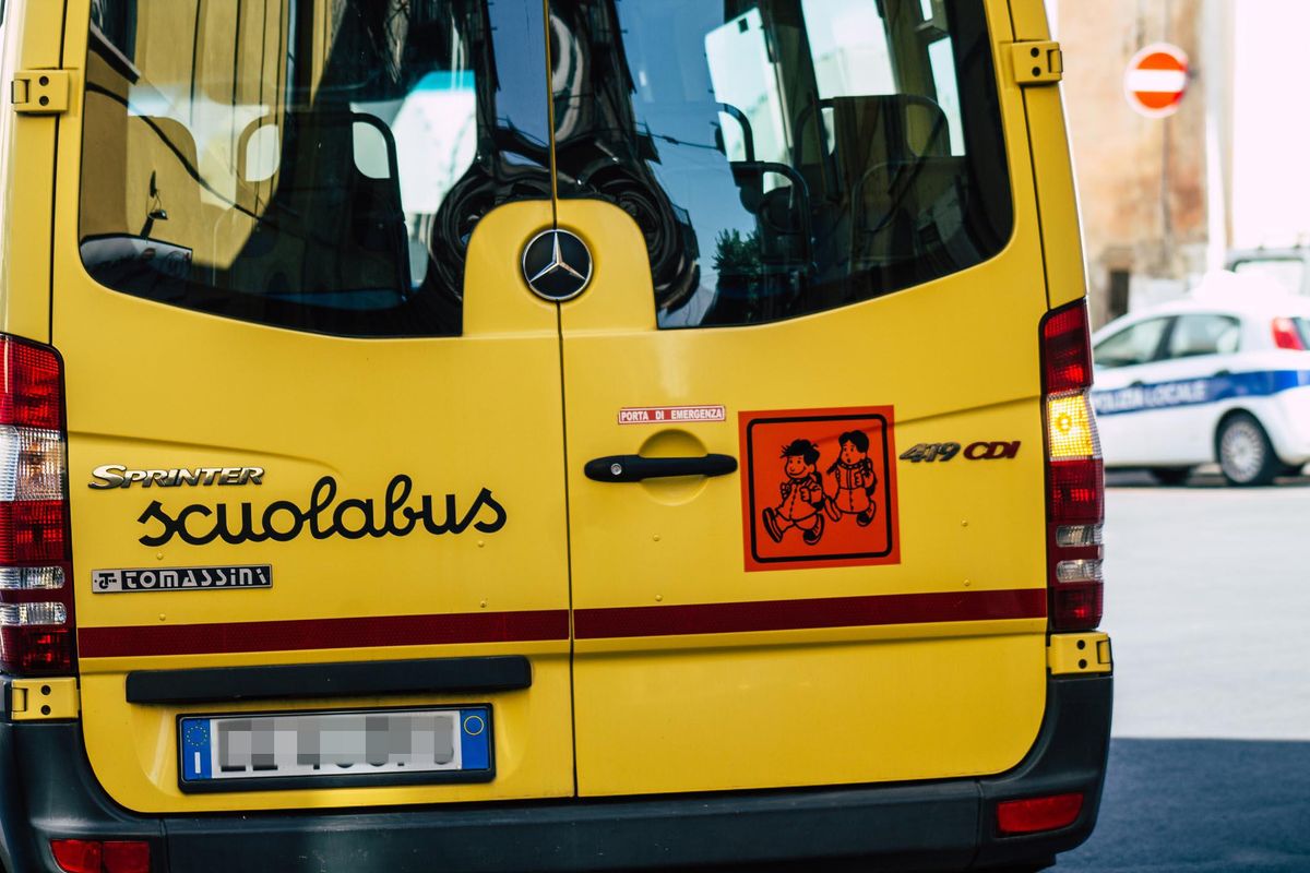 Follia: vietato persino lo scuolabus se mamma e papà non hanno il pass