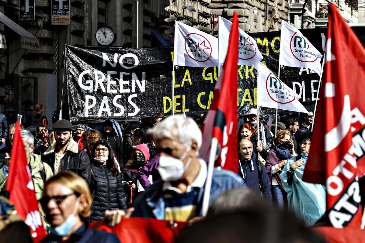 La sinistra «no pax» sparge rancore e accusa di sovversione chi protesta