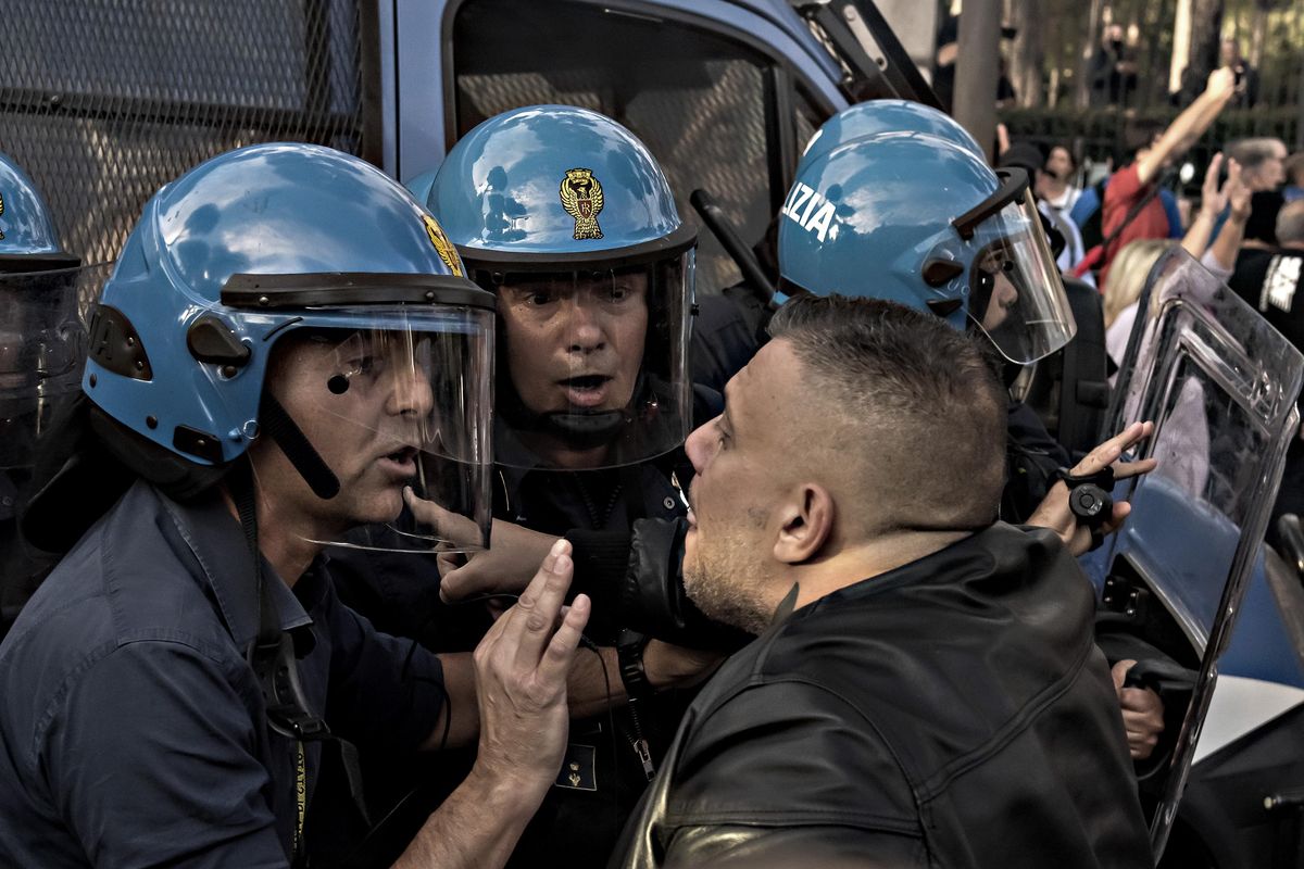 La prova: la polizia ha scortato
Forza nuova a devastare la Cgil
