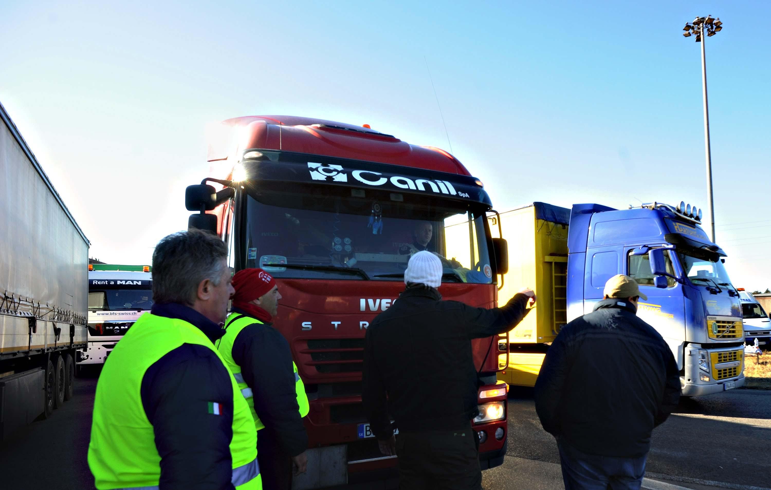 Fermi 80.000 autisti di tir: scaffali vuoti attesi in pochi giorni