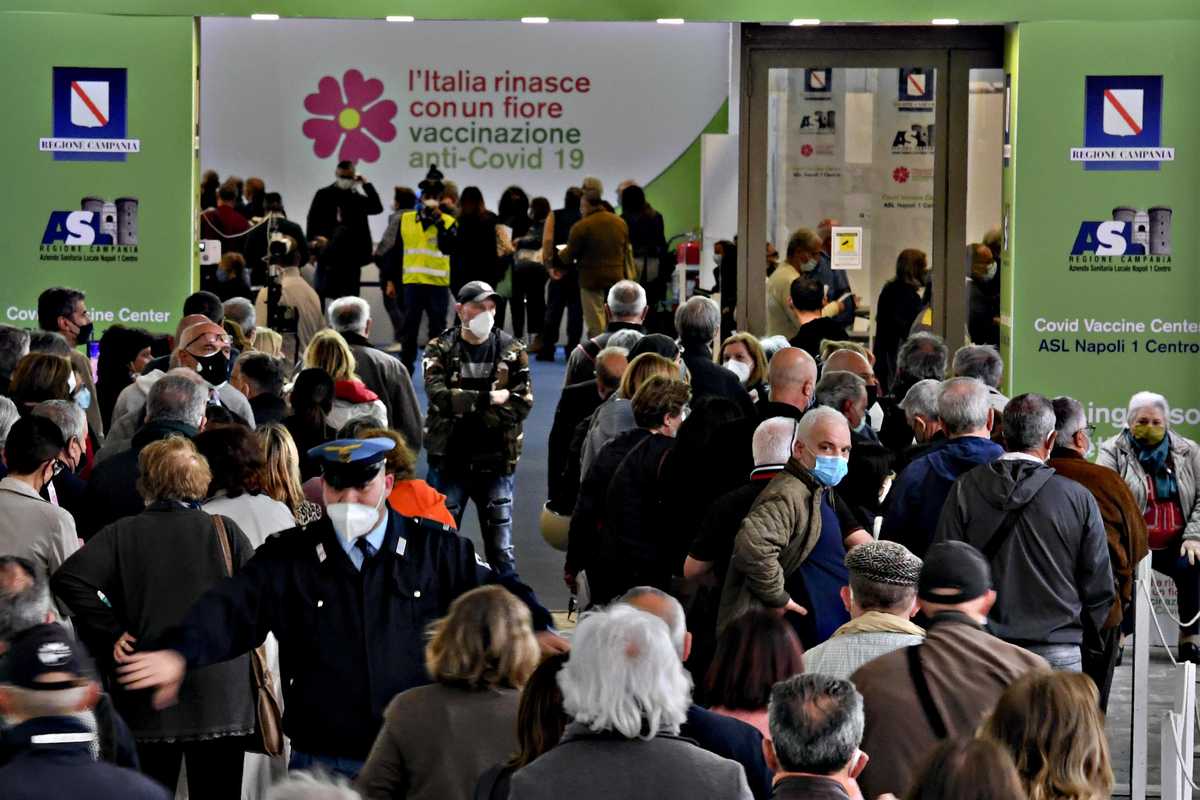 Lo «strano» miracolo: attribuiti al pass 560.000 vaccinati in più