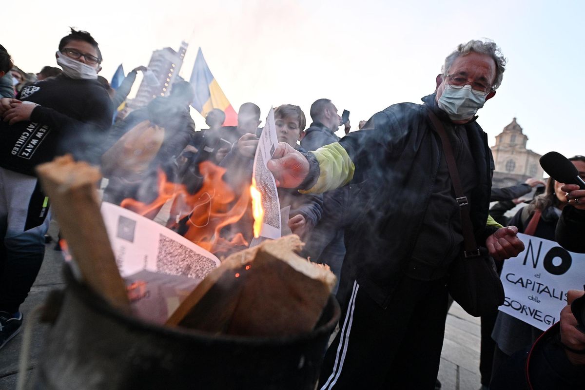 Contro l’obbligo la protesta continua tra provocazioni e qualche incidente