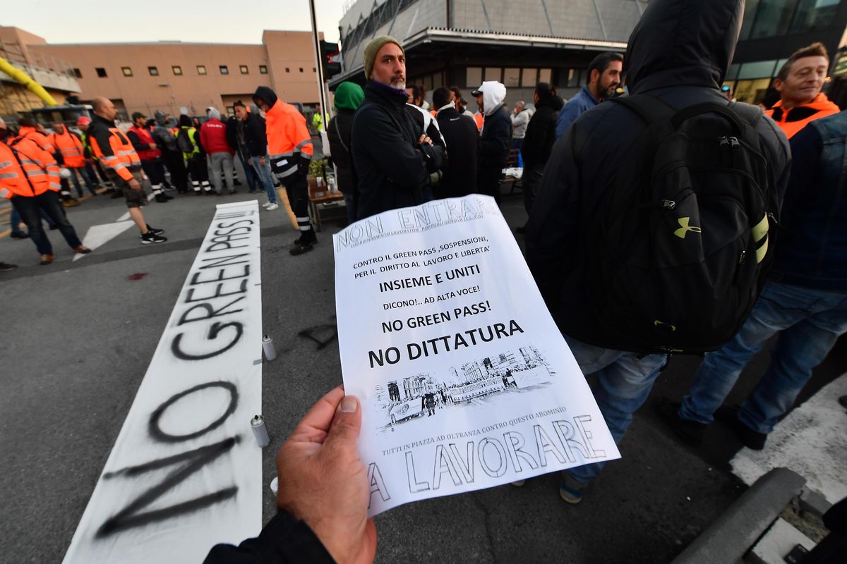 La protesta non fa sfracelli, il green pass sì
