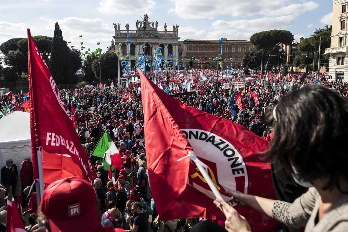 «Sciogliere i gruppi neofascisti». Lo show pre elettorale della Cgil