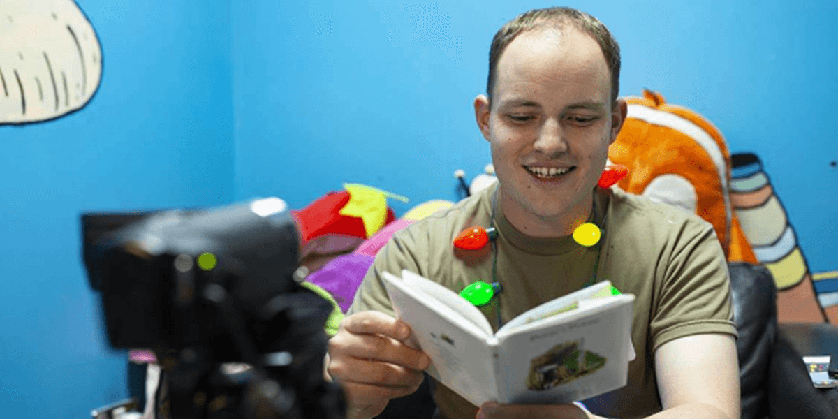 Amazing USO program has helped service members share over 125,000 stories with their kids while deployed - Vimarsana News