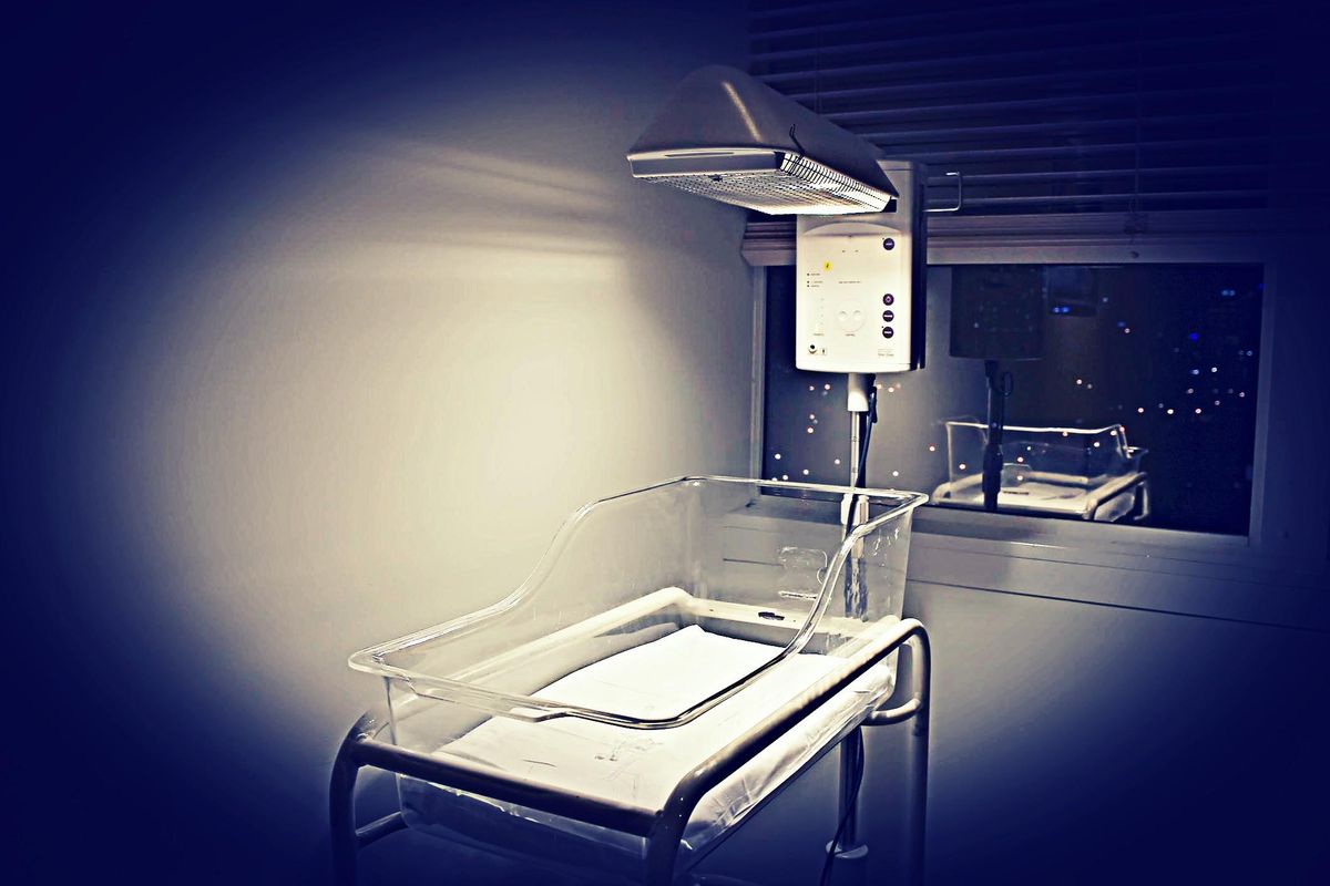 Il crollo delle nascite non è un caso: è stato programmato