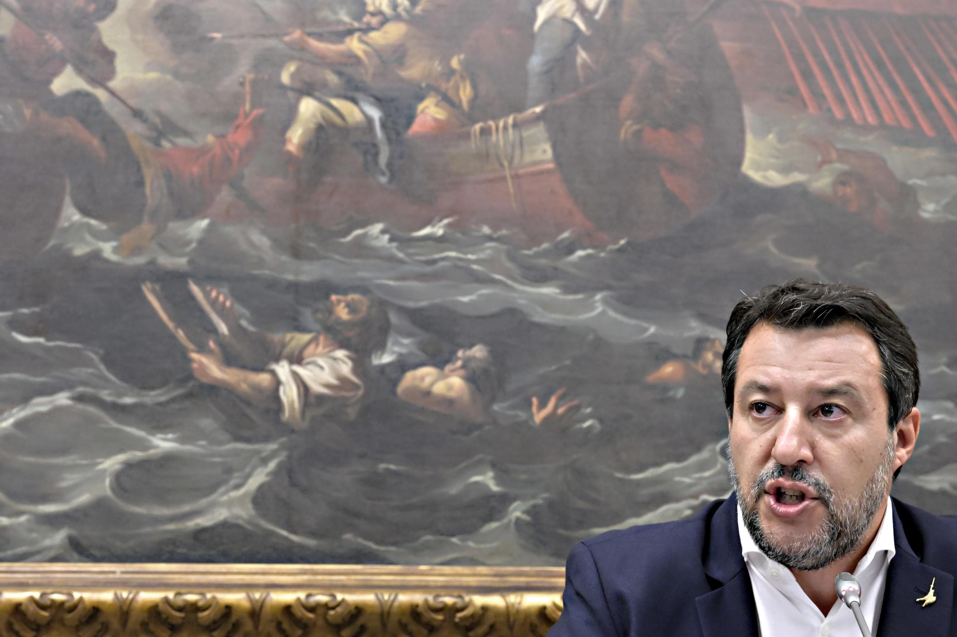 L’affondo di Salvini: «Traditi i patti». Subito Letta e Conte provano a farlo fuori