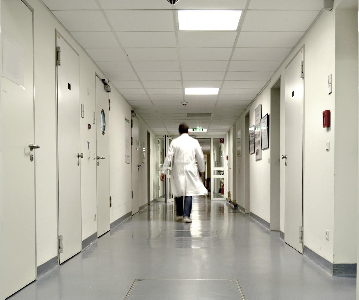 Facciamo scappare i medici italiani e chiamiamo i cubani