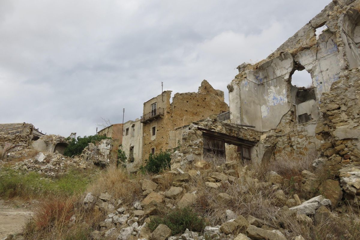Lungo il cammino si incontrano ruderi carichi di storie che vanno raccontate