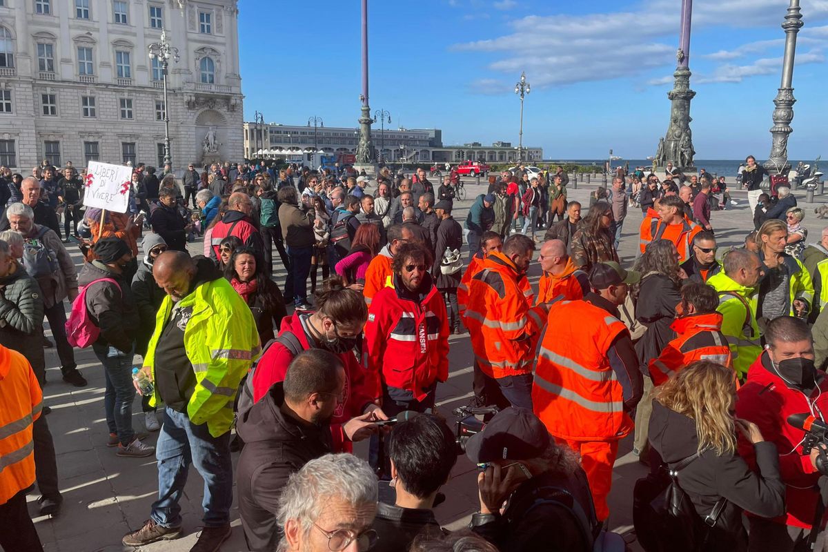 La piazza risponde ai camalli triestini. Roma fischia green pass e Lamorgese