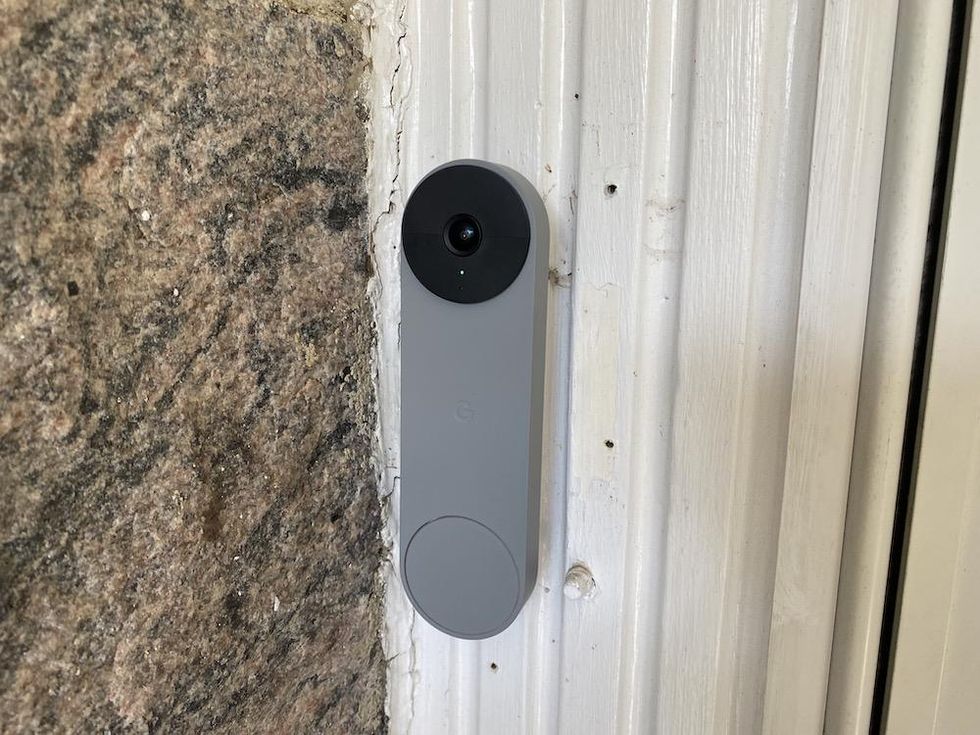 Google Nest Door Doorled установлен на доме