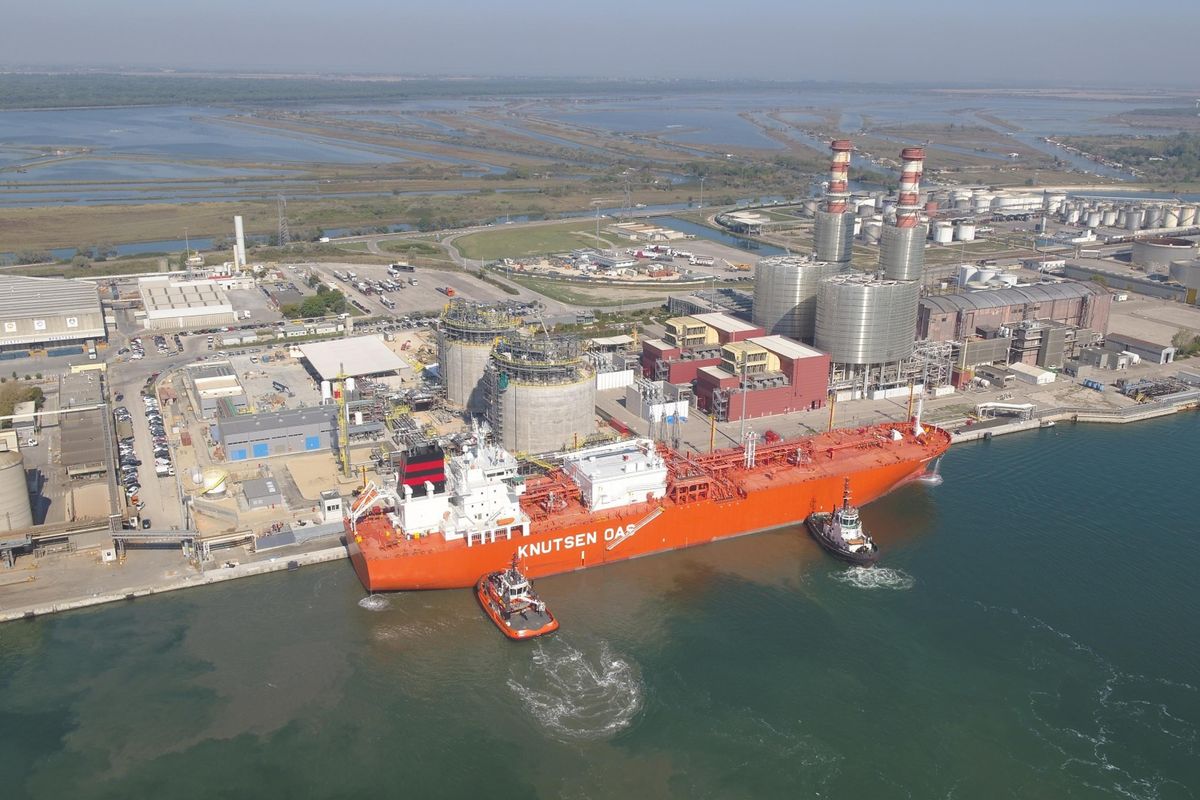 Presentata la prima stazione di servizio galleggiante per le navi a Lng