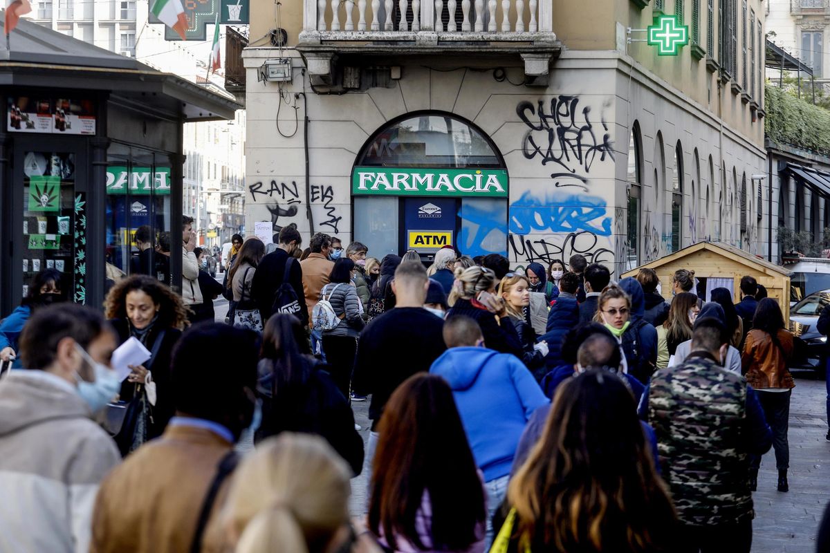Ma quale spinta ai vaccini: boom di tamponi e certificati
