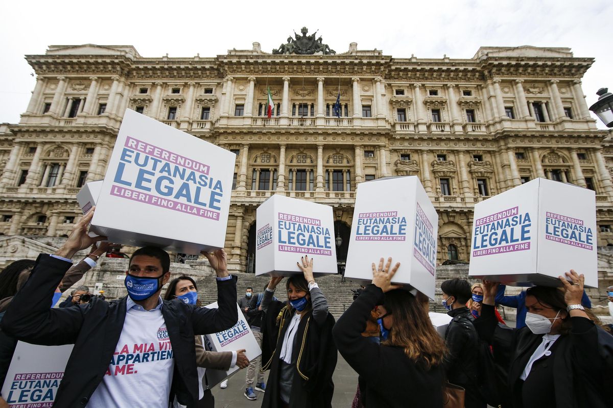 Eutanasia, se passa il referendum a rischio 30.000 persone l’anno