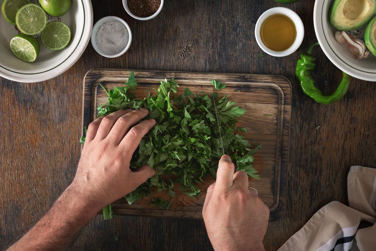 Prezzemolo tuttofare con carne, pesce e verdure (ma attenti a non usarne troppo)