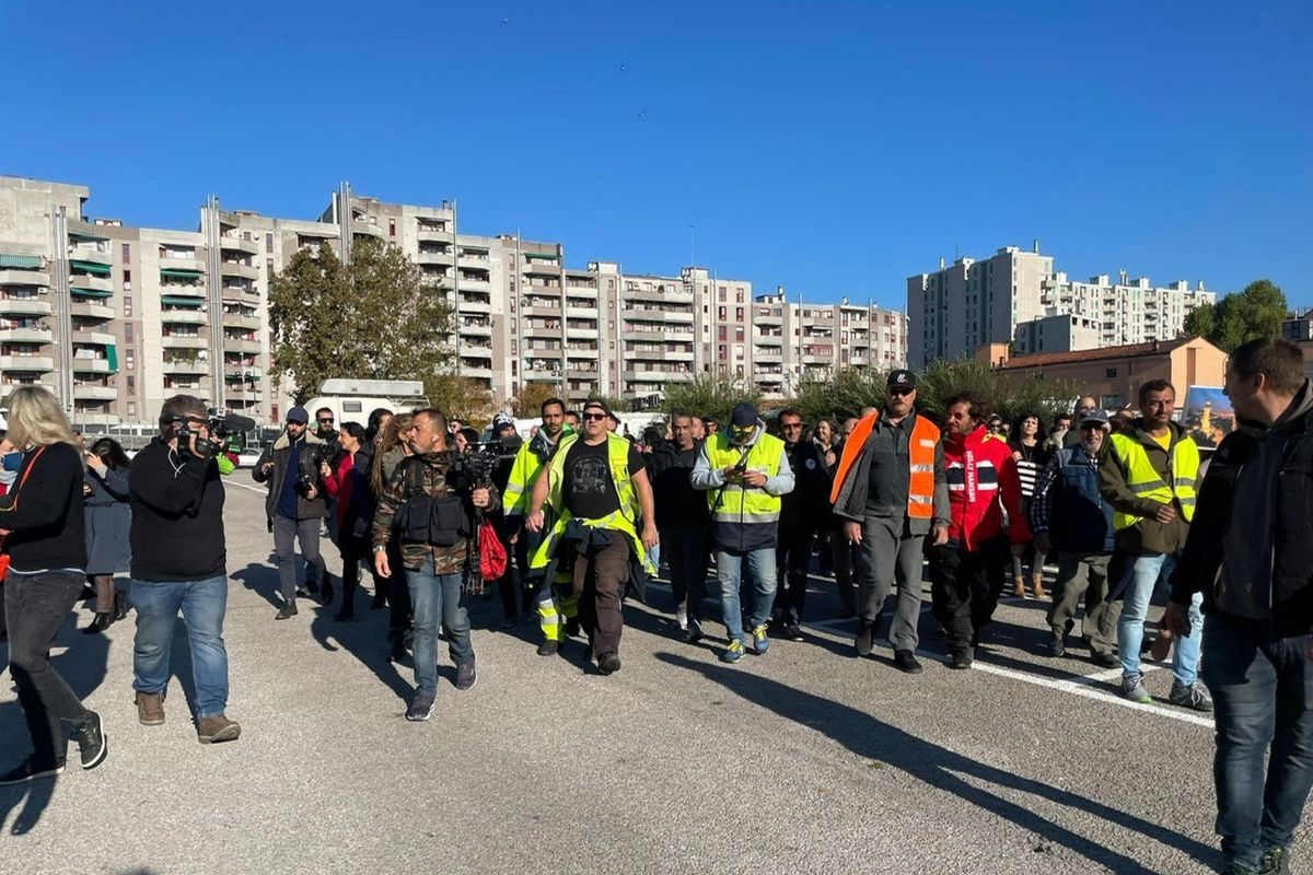 Denigrare le piazze non basta: ora le vogliono vietare