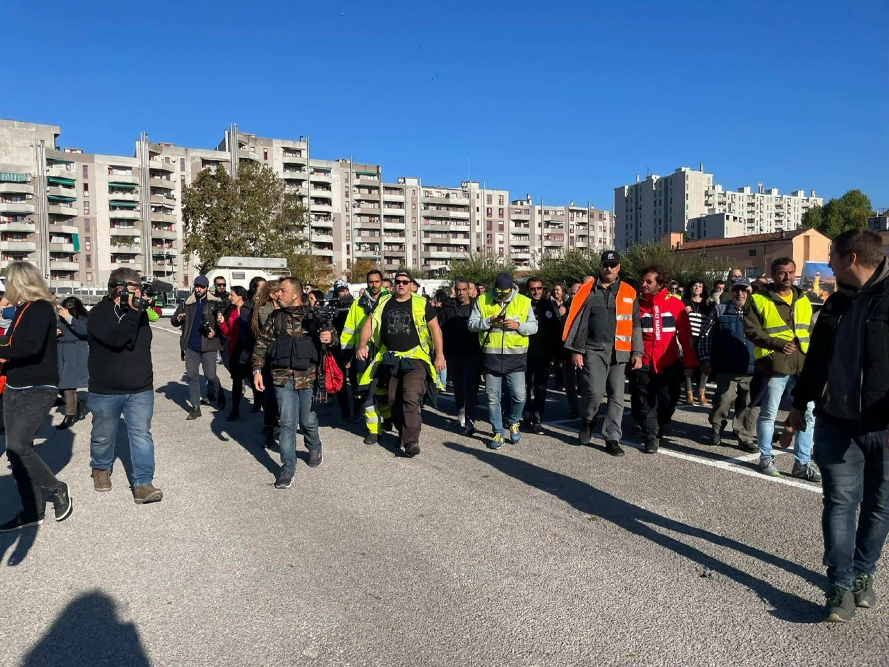 Denigrare le piazze non basta: ora le vogliono vietare