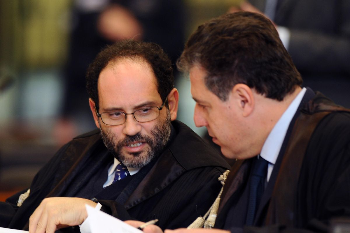 I pm scrittori aggiustano la storia in libreria