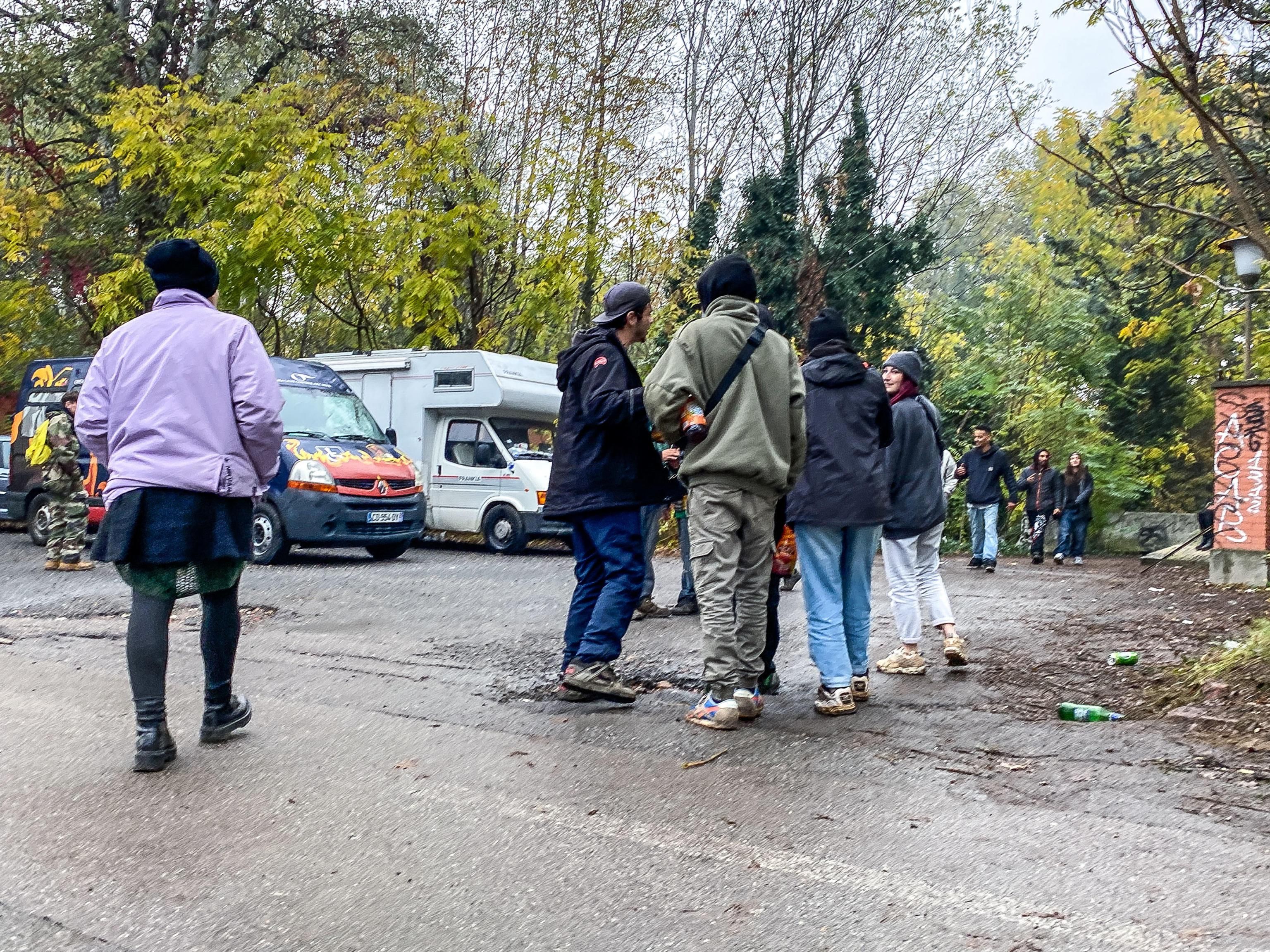 Tutto concesso agli sbandati: in 6.000 al rave illegale. Poliziotti presi a sassate