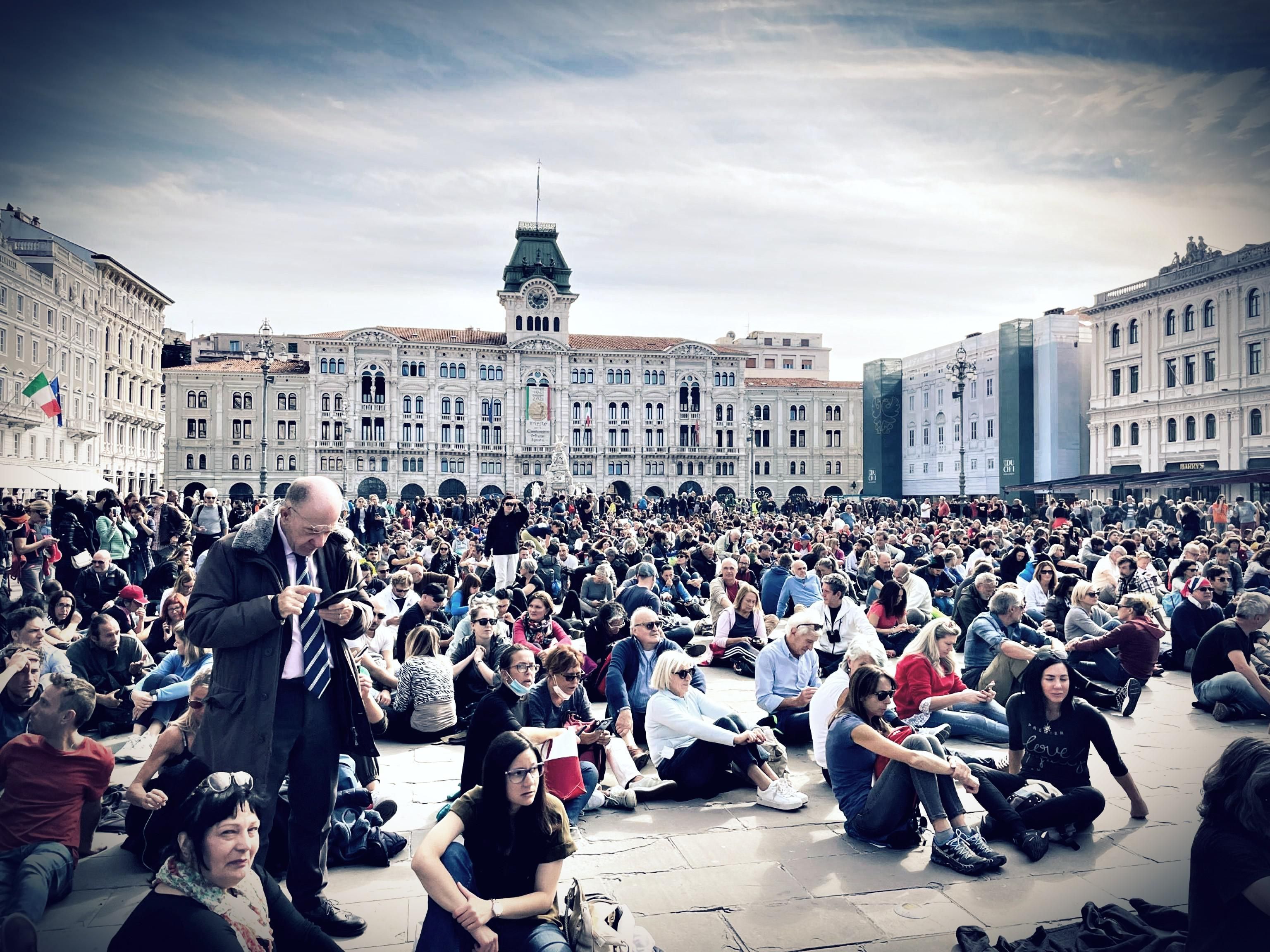manifestazioni italia divieto trieste rave
