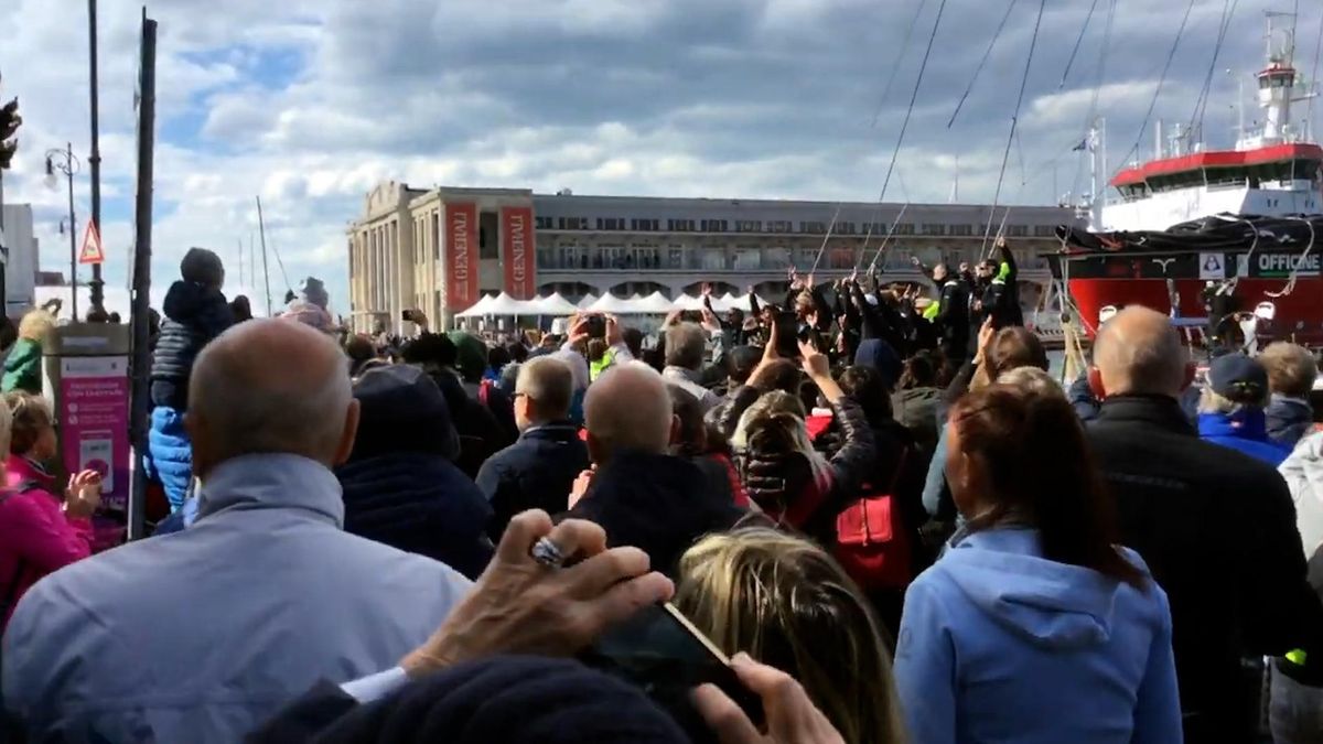 Incolpano i portuali per il boom di casi. La folla alla Barcolana era immune al virus?