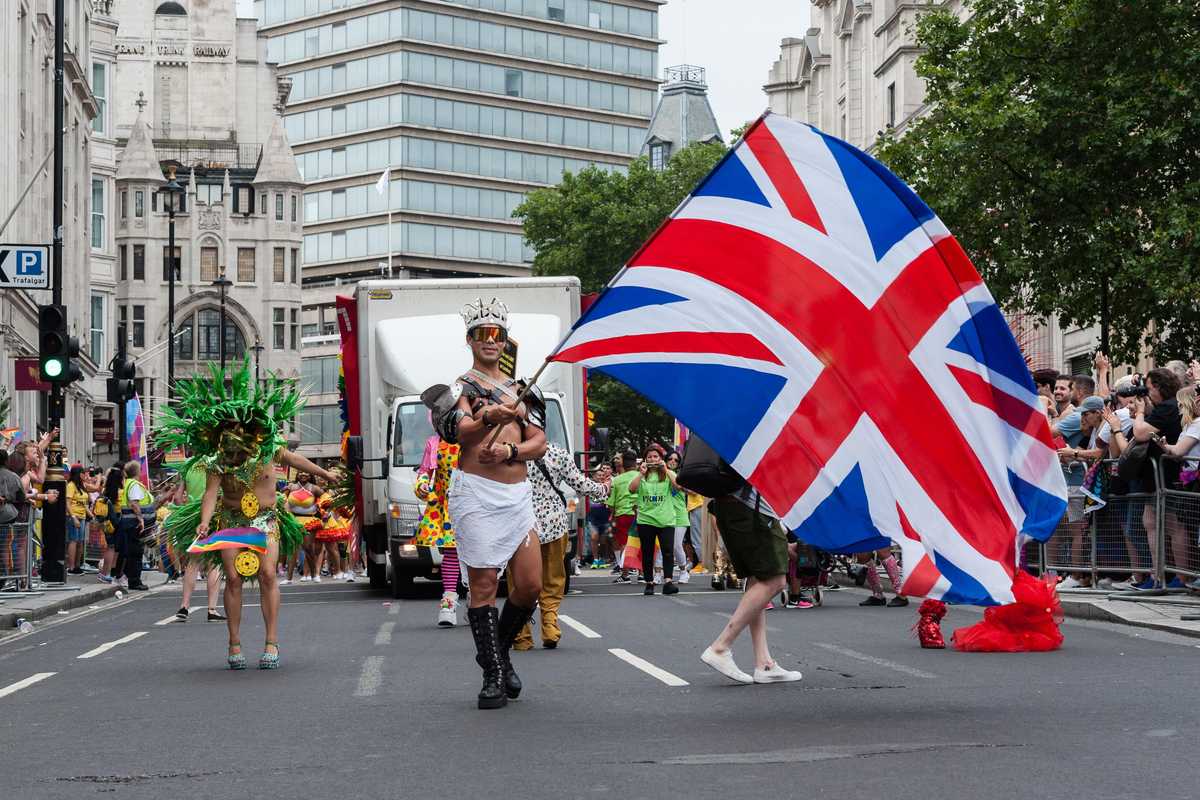 inghilterra lgbt stonewall quote rosa