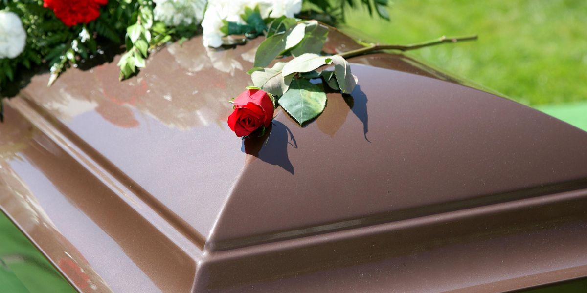 Influencer Criticized for Turning Father's Funeral into Photoshoot