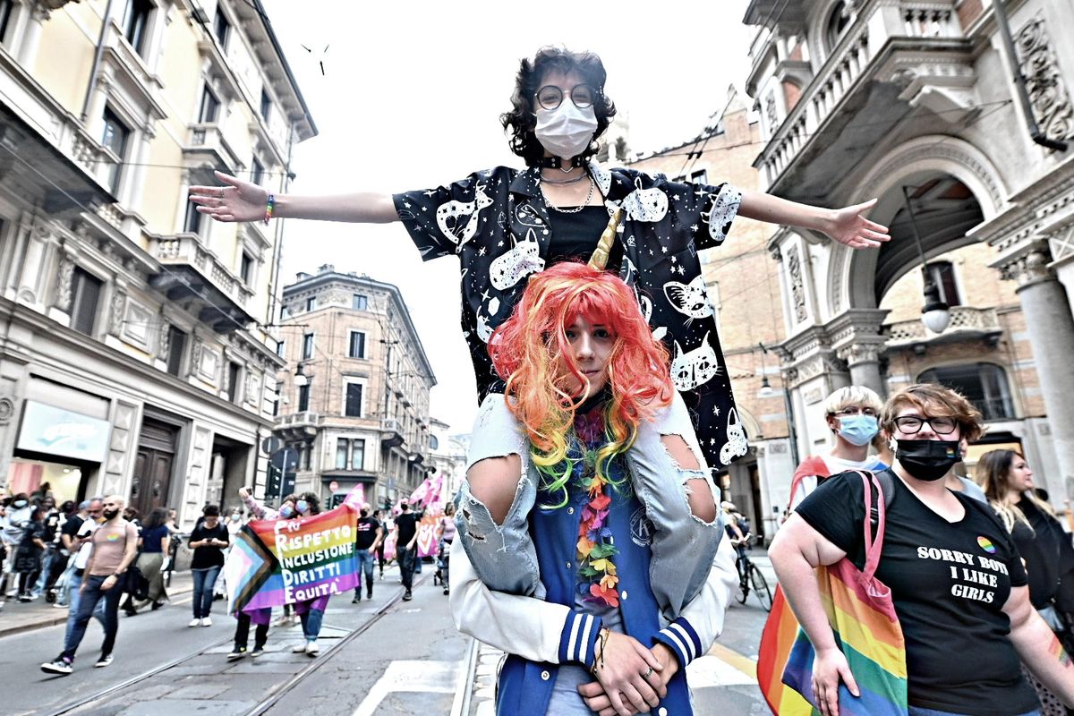 La sinistra bifronte denigra i portuali ma loda la piazza Lgbt