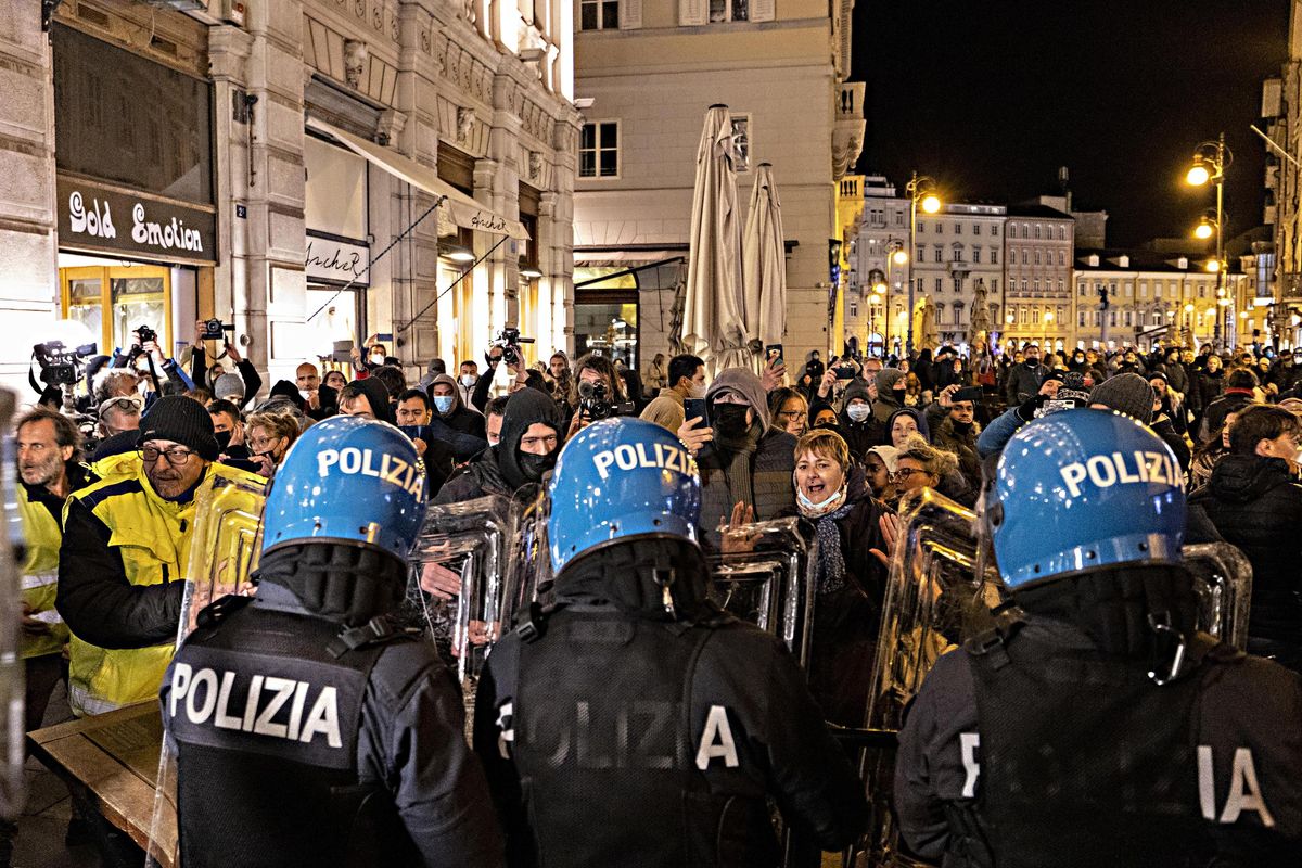 Il Viminale vieta le manifestazioni e i talebani sanitari applaudono