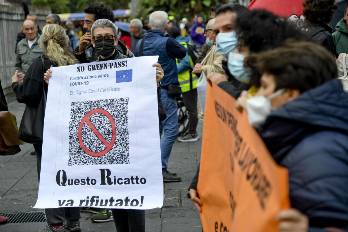 Pericolosi golpisti o vigliacchi? Il pensiero unico sbanda sui no pass