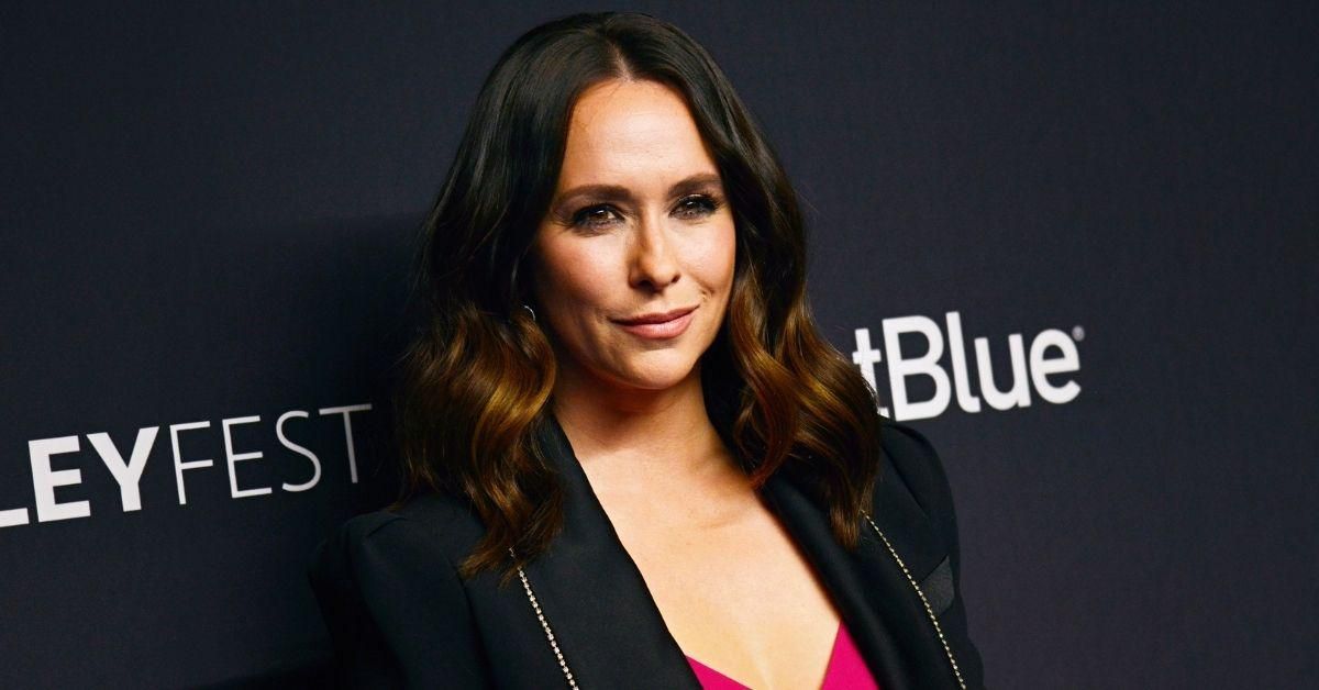 Jennifer Love Hewitt Offers Bizarre Apology To Fans For Using An Emoji 'Wrong' All This Time