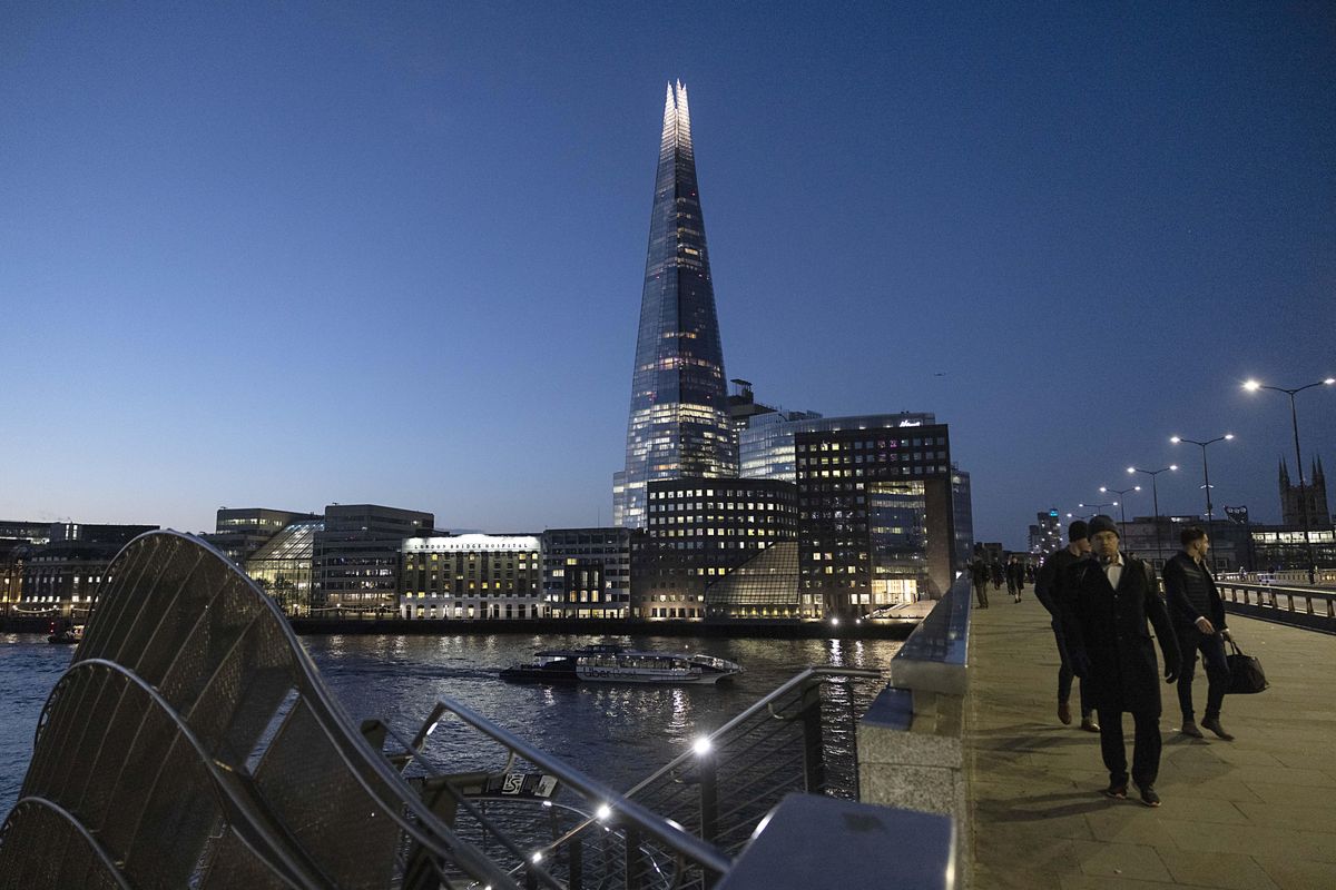 Imitiamo Londra: sì ai richiami e niente green pass