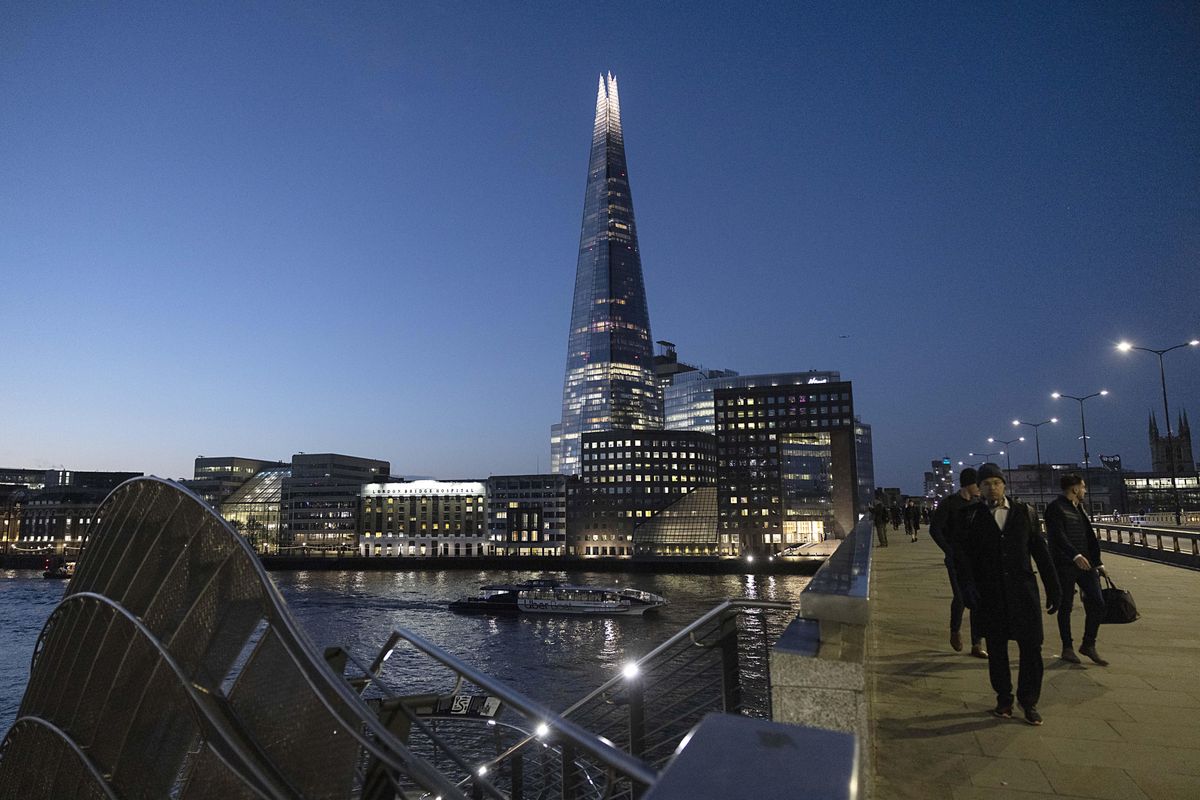 Imitiamo Londra: sì ai richiami e niente green pass