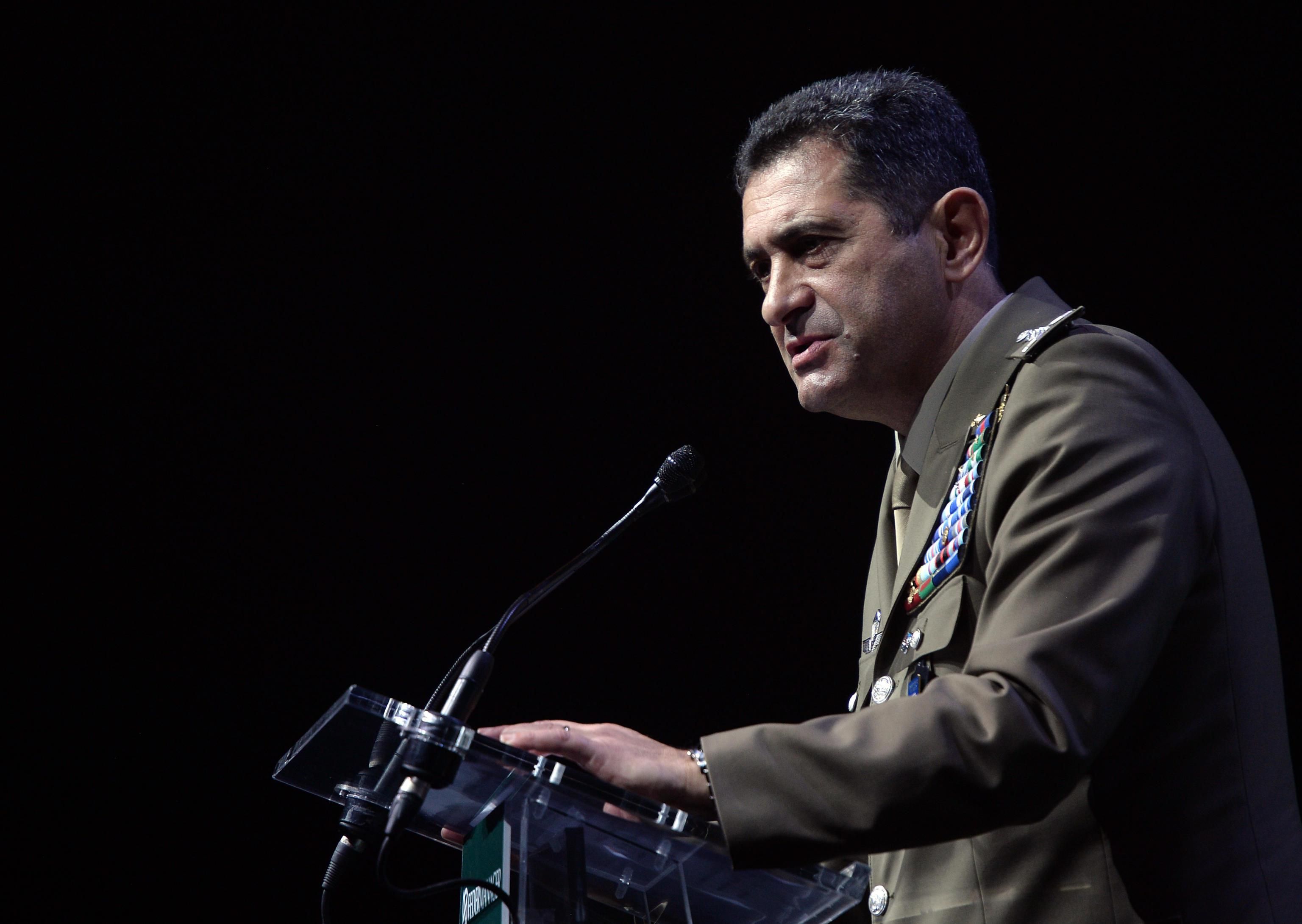 Figliuolo fa scorta di pillole antivirus