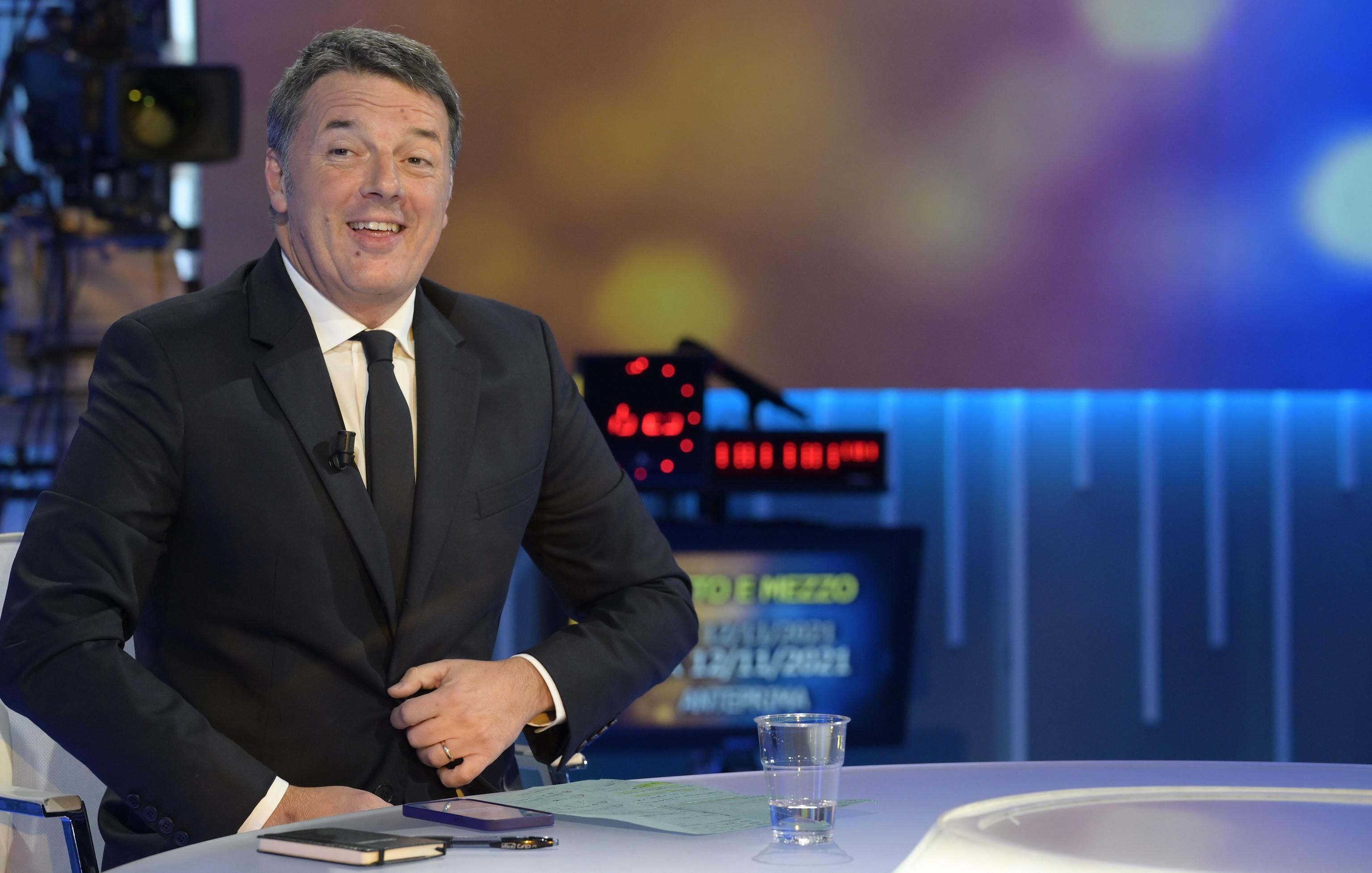 Il piano referendum: Delrio in radio, sms e foto coi grandi