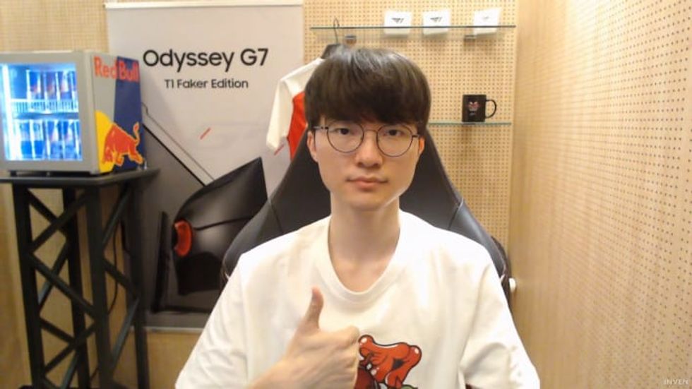T1 re-signs their legendary mid laner Faker